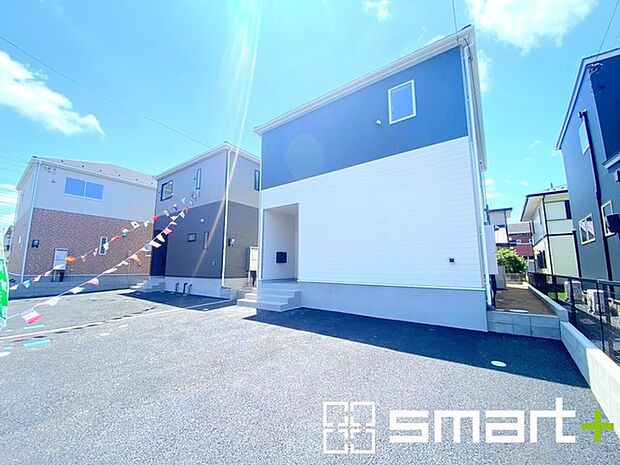~ゆとりあるカースペース~ ・セカンドカーや来客時にも困らないカースペース2台分は並列駐車可能でお車の出し入れもラクラク。 ・自転車やバイク、物置などもおける余裕の広さです。