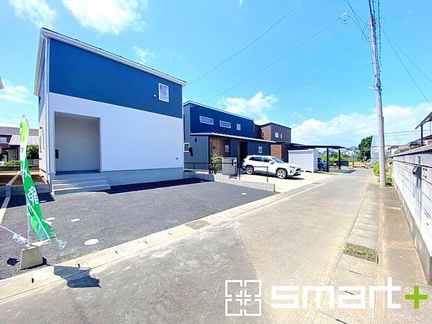 ~閑静な住宅街の立地~ ・周辺は閑静な住宅街となっておりますので、静かな暮らしをご実現いただけます。 ・前面道路の交通量も多くないので、小さなお子様がいるご家庭でもご安心ですね。