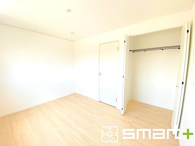 ～2面採光の明るいお部屋～ ・洋室は2面採光とする事で穏やかな陽の入る明るい空間となっております。 ・くつろぎのプライベート時間を明るい空間で穏やかにお過ごしいただけます。 