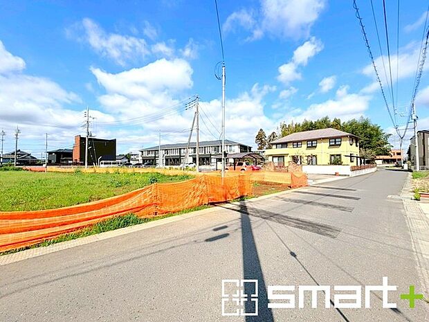 ~閑静な住宅街の立地~ ・周辺は閑静な住宅街となっておりますので、静かな暮らしをご実現いただけます。 ・前面道路の交通量も多くないので、小さなお子様がいるご家庭でもご安心ですね。