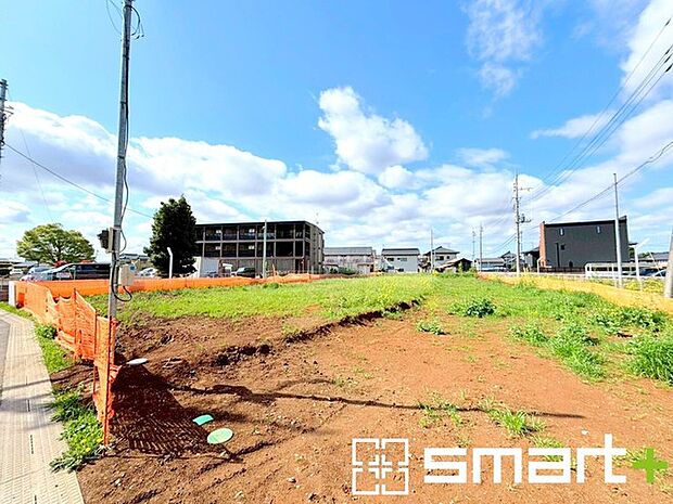 ~ベタ基礎でしっかりとした土台~ ・コンクリートの中に鉄筋を配し強度を高めた「ベタ基礎」を採用。 ・しっかりとした土台を造ったうえで、その上に建物が築造されていきます。