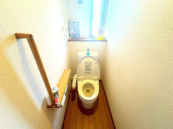 ～やはり便利なタンク式トイレ～ ・最近はタンクレストイレもございますが、タンク式の場合は停電時もお水を流すことが可能。 ・故障時なども比較的費用が安くなるなど、メリットが多くなります。