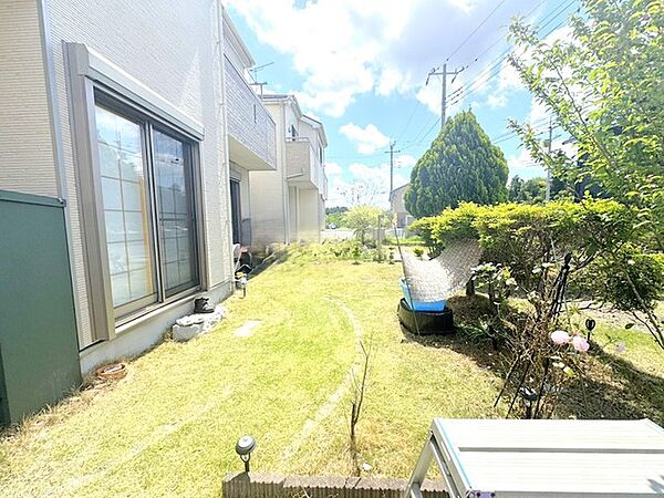 ～広々したお庭のある邸宅～ ・余裕の敷地には広いお庭もご用意。 ・ガーデニングや安らぎの空間として、倉庫を置いたりと様々な活用が可能です。 ・人工芝の敷設などもお気軽にご相談くださいませ。