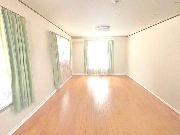 ～収納豊富な洋室～ ・各居室に備え付けの収納をご用意。タンスなどを置く場合と比べ出っ張らないので部屋の中を有効のご活用いただけます。 ・収納の広さなどぜひ現地でご確認くださいませ。 After