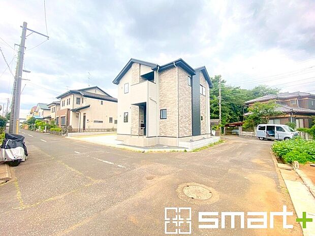 ~開放感ある角地のお住まい~ ・2方向が空く事で開放感のある角地に位置しております。 ・窮屈な感じが無く、ゆったりと暮らせるこの魅力をぜひ現地でご体感くださいませ。