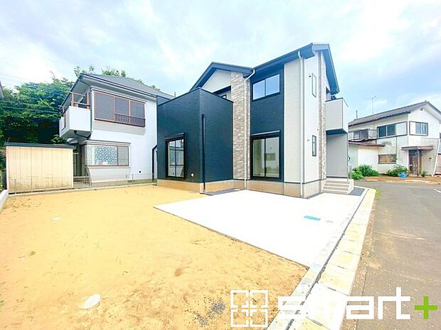 ~ゆとりあるカースペース~ ・セカンドカーや来客時にも困らないカースペース2台分。物置や駐輪スペースなどにも利用できますね。 ・カーポートなどのオプションもお気軽にご相談くださいませ。
