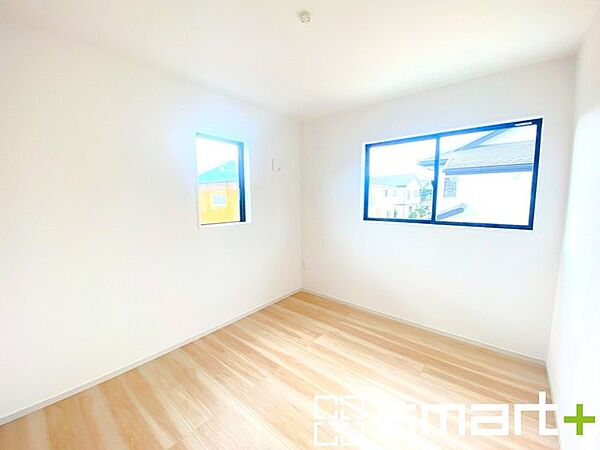 ～2面採光の明るいお部屋～ ・洋室は2面採光とする事で穏やかな陽の入る明るい空間となっております。 ・くつろぎのプライベート時間を明るい空間で穏やかにお過ごしいただけます。