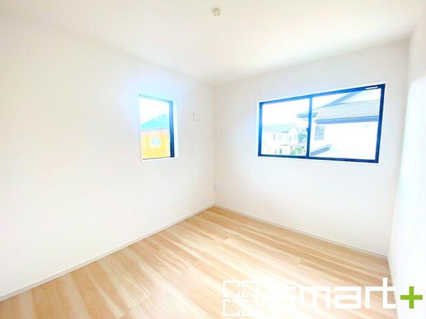 ~2面採光の明るいお部屋~ ・洋室は2面採光とする事で穏やかな陽の入る明るい空間となっております。 ・くつろぎのプライベート時間を明るい空間で穏やかにお過ごしいただけます。