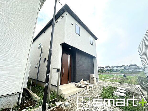 ~お住まいの顔「玄関」~ ・玄関ドアの上にはもちろん軒がございますので、雨の日でも濡れずに鍵の開閉が可能です。 ・鍵は防犯性に優れたディンプルキーを採用。