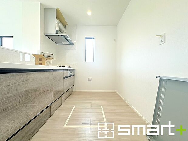 ~使い勝手の良いシステムキッチン~ ・料理がしやすい設計のキッチンでお料理もはかどりますね。 ・もちろんキッチン下部は収納になっておりますので、フライパンなども収納可能です。