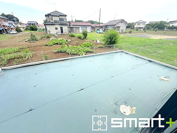 ~広々したお庭のある邸宅~ ・余裕の敷地には広いお庭もご用意。 ・ガーデニングや安らぎの空間として、倉庫を置いたりと様々な活用が可能です。 ・人工芝の敷設などもお気軽にご相談くださいませ。