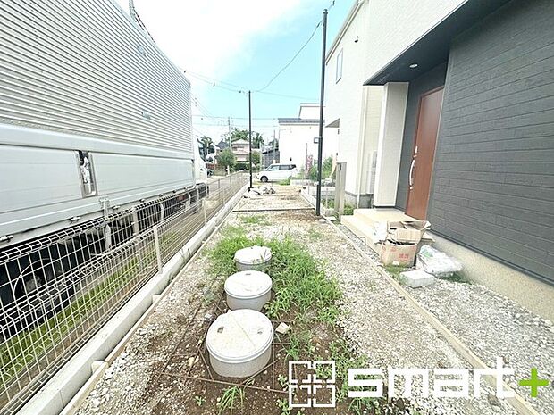~お庭もある余裕の敷地~ ・広々した敷地にはお庭もご用意。お庭があるだけで余裕を感じますね。 ・防草シートや人工芝の敷設などのオプションもお気軽にご相談くださいませ。