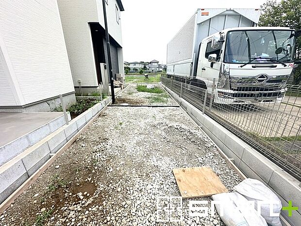 ~駐車場は2台分ご用意~ ・駐車場は2台分ございますので、車通勤の方や複数台お持ちの方にもお勧めのお住まいです。 ・カーポートなどのオプションもお気軽にご相談くださいませ。