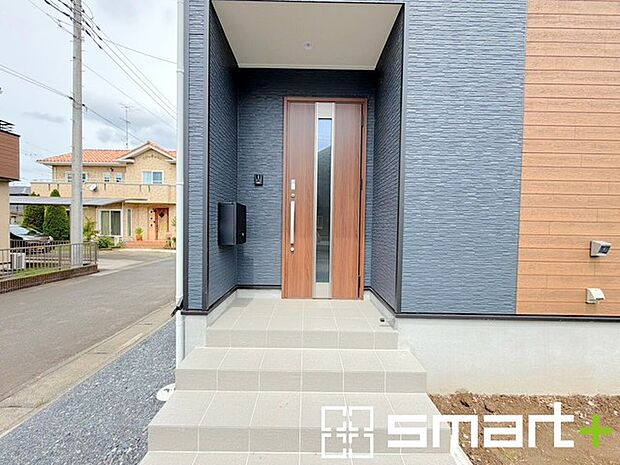 ～お住まいの顔「玄関」～ ・玄関ドアの上にはもちろん軒がございますので、雨の日でも濡れずに鍵の開閉が可能です。 ・鍵は防犯性に優れたディンプルキーを採用。 