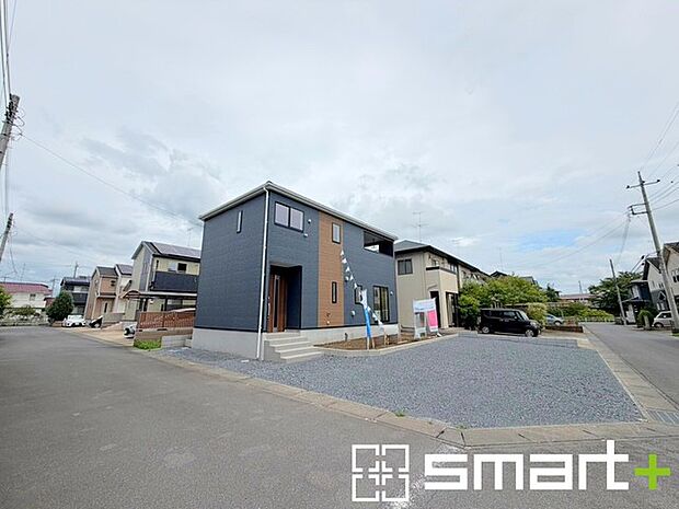 ～開放感ある角地のお住まい～ ・2方向が空く事で開放感のある角地に位置しております。 ・窮屈な感じが無く、ゆったりと暮らせるこの魅力をぜひ現地でご体感くださいませ。 