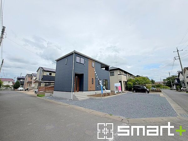 ～開放感ある角地のお住まい～ ・2方向が空く事で開放感のある角地に位置しております。 ・窮屈な感じが無く、ゆったりと暮らせるこの魅力をぜひ現地でご体感くださいませ。