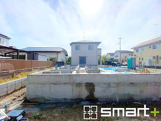 ~ベタ基礎でしっかりとした土台~ ・コンクリートの中に鉄筋を配し強度を高めた「ベタ基礎」を採用。 ・しっかりとした土台を造ったうえで、その上に建物が築造されていきます。