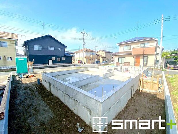 ~閑静な住宅街の立地~ ・周辺は閑静な住宅街となっておりますので、静かな暮らしをご実現いただけます。 ・前面道路の交通量も多くないので、小さなお子様がいるご家庭でもご安心ですね。