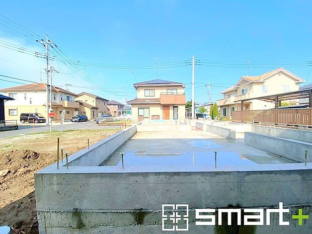 ~開放感ある角地のお住まい~ ・2方向が空く事で開放感のある角地に位置しております。 ・窮屈な感じが無く、ゆったりと暮らせるこの魅力をぜひ現地でご体感くださいませ。