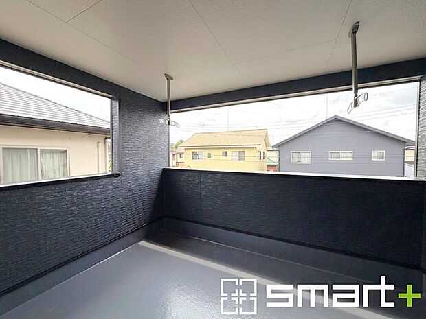 ～屋根付きのバルコニー～ ・バルコニーは屋根付きなので急な雨でも安心です。 ・奥行きもあるので洗濯物が干しやすいのも嬉しいポイントですね。 