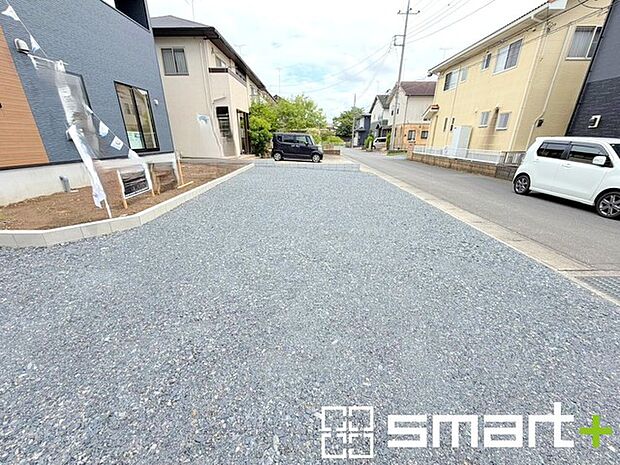 ～ゆとりあるカースペース～ ・セカンドカーや来客時にも困らないカースペース。自転車やバイク、物置などもおける余裕の広さです。 ・カーポートなどのオプションもお気軽にご相談くださいませ。 