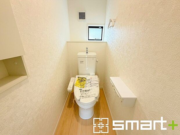 ～窓付きの明るいトイレ～ ・使用後や掃除の際に窓を開ければ、外からの新鮮な空気を取り込み素早く換気ができます。 ・埋め込み収納付きでストックや掃除用具もスッキリ片付きますね。 