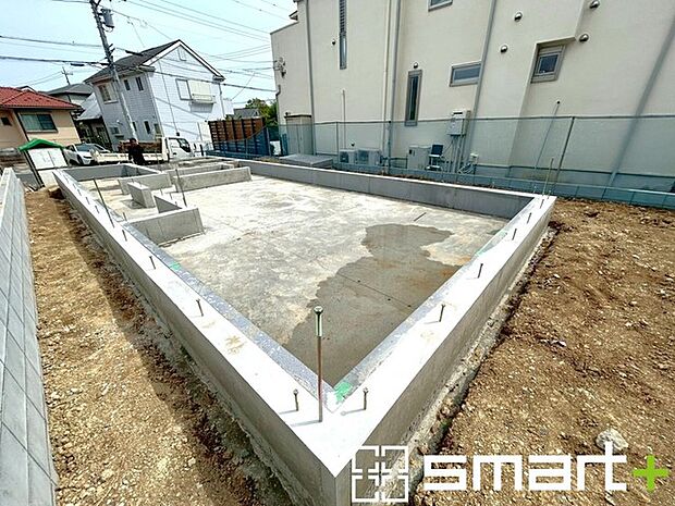 ~ベタ基礎でしっかりとした土台~ ・コンクリートの中に鉄筋を配し強度を高めた「ベタ基礎」を採用。 ・しっかりとした土台を造ったうえで、その上に建物が築造されていきます。