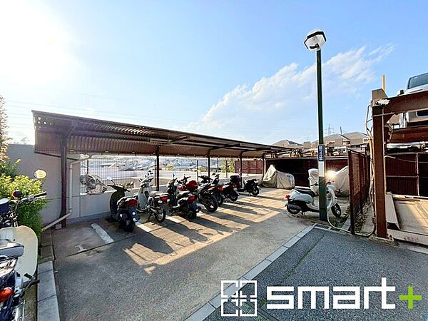 ～敷地内にバイクの駐輪場もございます～ ・バイクの駐輪場もございますので、駐輪場をご利用の方もご安心くださいませ。