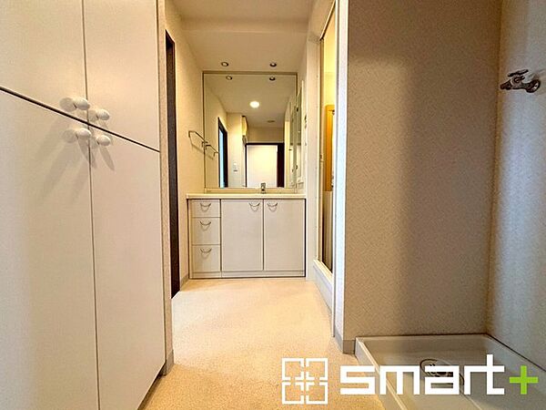 ～大きな鏡を採用した洗面台～ ・洗面台は一面の大型鏡を採用する事でホテルライクな仕様に。大型の鏡で朝の準備などもはかどりますね。 ・洗面台下のパイプスペースは収納としてご利用可能です。