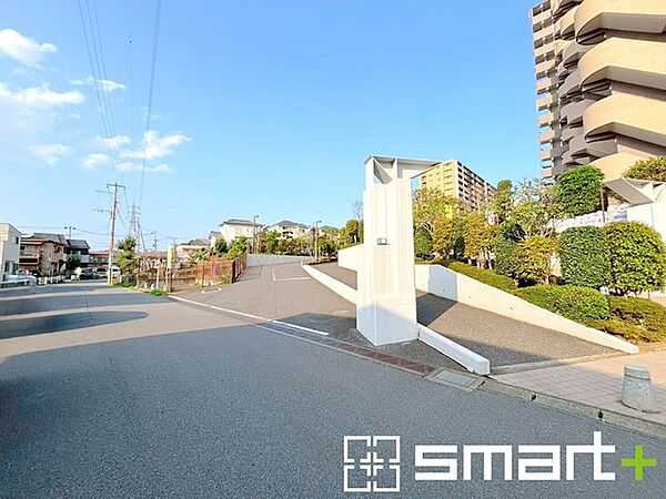 ～十分な広さのある前面道路～ ・前面道路は約6ｍございますので、お車でのすれ違いも可能で余計なストレスがかかりません。 ・日々お車での移動が多い方には大切なポイントですね。