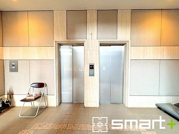 ～エレベーター～ ・2基のエレベーターが並ぶ、機能的でありながらも安らぎを感じさせる共用部です