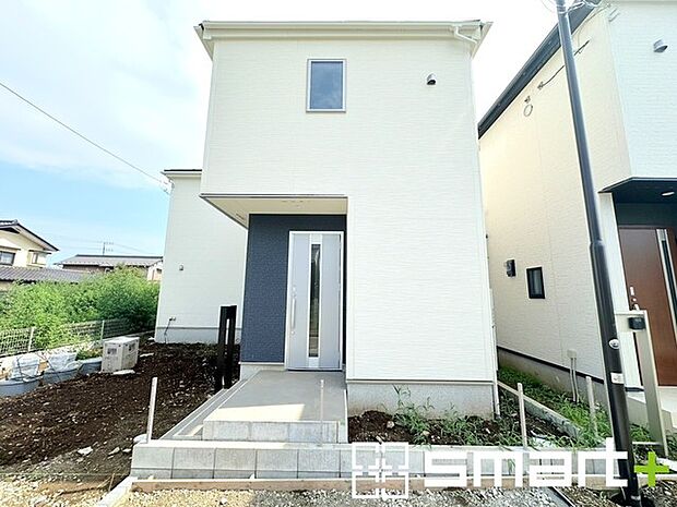 ～デザイン性に優れた玄関～ ・モダンなデザインの玄関ドアを採用する事でお住まいの「顔」の印象が大きく変わります。 ・毎日帰宅した際に嬉しくなる仕様です。 