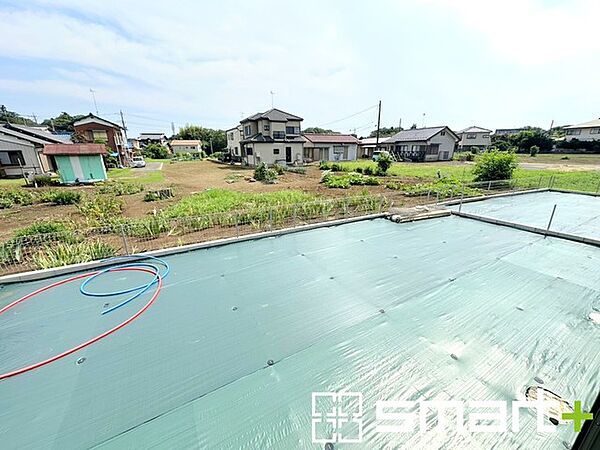 ～広々したお庭のある邸宅～ ・余裕の敷地には広いお庭もご用意。 ・ガーデニングや安らぎの空間として、倉庫を置いたりと様々な活用が可能です。 ・人工芝の敷設などもお気軽にご相談くださいませ。