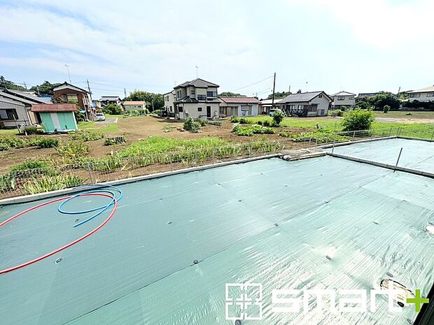 ~広々したお庭のある邸宅~ ・余裕の敷地には広いお庭もご用意。 ・ガーデニングや安らぎの空間として、倉庫を置いたりと様々な活用が可能です。 ・人工芝の敷設などもお気軽にご相談くださいませ。