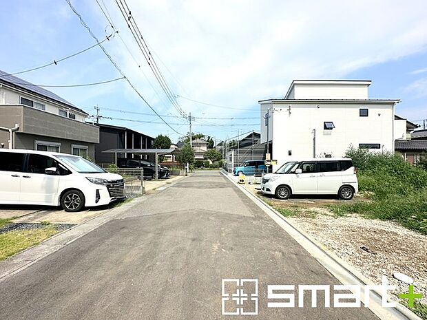 ～閑静な住宅街の立地～ ・周辺は閑静な住宅街となっておりますので、静かな暮らしをご実現いただけます。 ・前面道路の交通量も多くないので、小さなお子様がいるご家庭でもご安心ですね。 