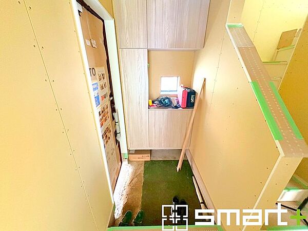 ～圧迫感のない明るい玄関～　 ・窓に加えて玄関ドアのガラス部分からも穏やかな陽が入り、明るい玄関になります。 ・備え付けのシューズボックスはたっぷりしまえて玄関がスッキリ片付きますね。