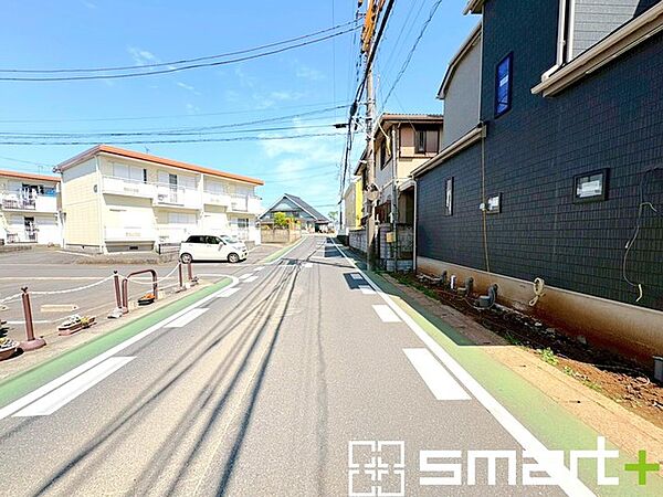 ～閑静な住宅街の立地～ ・周辺は閑静な住宅街となっておりますので、静かな暮らしをご実現いただけます。 ・前面道路の交通量も多くないので、小さなお子様がいるご家庭でもご安心ですね。