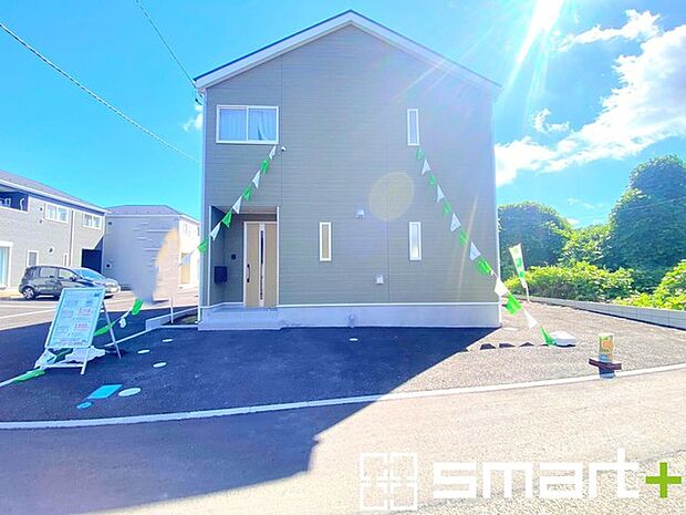 ～お住まいの顔「玄関」～ ・玄関ドアの上にはもちろん軒がございますので、雨の日でも濡れずに鍵の開閉が可能です。 ・鍵は防犯性に優れたディンプルキーを採用。 