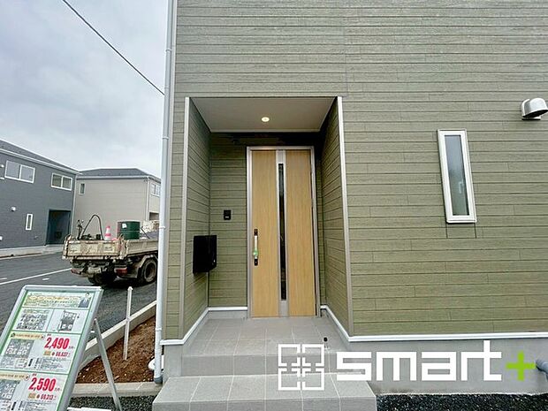 ~お住まいの顔「玄関」~ ・玄関ドアの上にはもちろん軒がございますので、雨の日でも濡れずに鍵の開閉が可能です。 ・鍵は防犯性に優れたディンプルキーを採用。