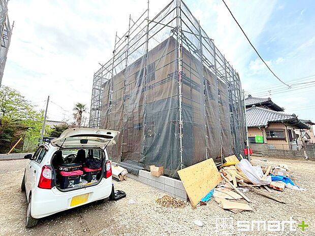 ~ベタ基礎でしっかりとした土台~ ・コンクリートの中に鉄筋を配し強度を高めた「ベタ基礎」を採用。 ・しっかりとした土台を造ったうえで、その上に建物が築造されていきます。