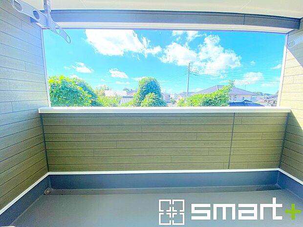～屋根付きのバルコニー～ ・バルコニーは屋根付きなので急な雨でも安心です。 ・奥行きもあるので洗濯物が干しやすいのも嬉しいポイントですね。 