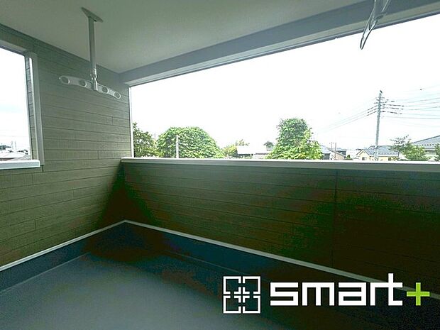 ~屋根付きのバルコニー~ ・バルコニーは屋根付きなので急な雨でも安心です。 ・奥行きもあるので洗濯物が干しやすいのも嬉しいポイントですね。