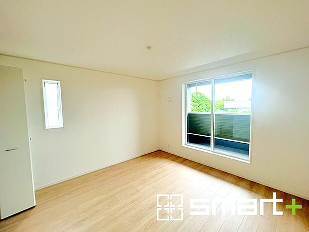 ~2面採光の明るいお部屋~ ・洋室は2面採光とする事で穏やかな陽の入る明るい空間となっております。 ・くつろぎのプライベート時間を明るい空間で穏やかにお過ごしいただけます。