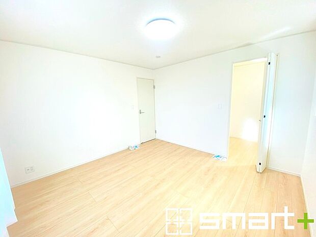 ～2面採光の明るいお部屋～ ・洋室は2面採光とする事で穏やかな陽の入る明るい空間となっております。 ・くつろぎのプライベート時間を明るい空間で穏やかにお過ごしいただけます。 