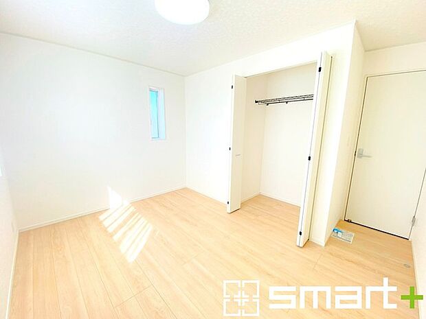 ～収納豊富な洋室～ ・各居室に備え付けの収納をご用意。タンスなどを置く場合と比べ出っ張らないので部屋の中を有効のご活用いただけます。 ・収納の広さなどぜひ現地でご確認くださいませ。 