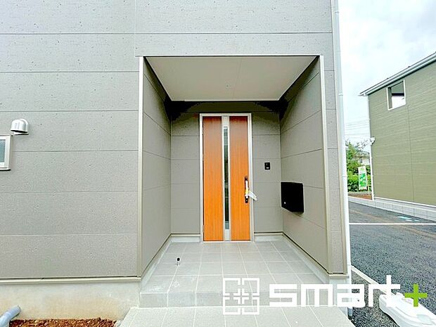 ~お住まいの顔「玄関」~ ・玄関ドアの上にはもちろん軒がございますので、雨の日でも濡れずに鍵の開閉が可能です。 ・鍵は防犯性に優れたディンプルキーを採用。