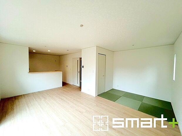~畳コーナーのあるLDK~ 住まいに自然な調和をもたらす畳のスペースが、日々の暮らしに心地よい安らぎと、無垢な広がりを感じさせるゆとりのある空間を演出しています