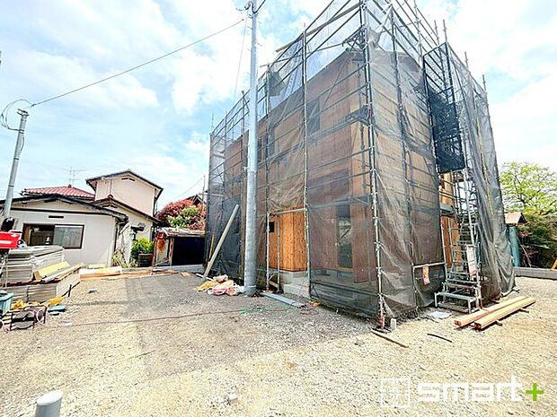 ~ベタ基礎でしっかりとした土台~ ・コンクリートの中に鉄筋を配し強度を高めた「ベタ基礎」を採用。 ・しっかりとした土台を造ったうえで、その上に建物が築造されていきます。
