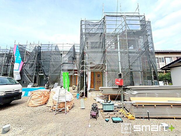 ~ベタ基礎でしっかりとした土台~ ・コンクリートの中に鉄筋を配し強度を高めた「ベタ基礎」を採用。 ・しっかりとした土台を造ったうえで、その上に建物が築造されていきます。