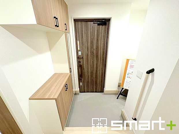 ~シューズインクロークのある玄関~ ・玄関横にシューズインクロークをご用意。 ・追加の靴置きとしてはもちろん、スキー・ゴルフなど趣味の用具の置場としてもご利用いただけます。